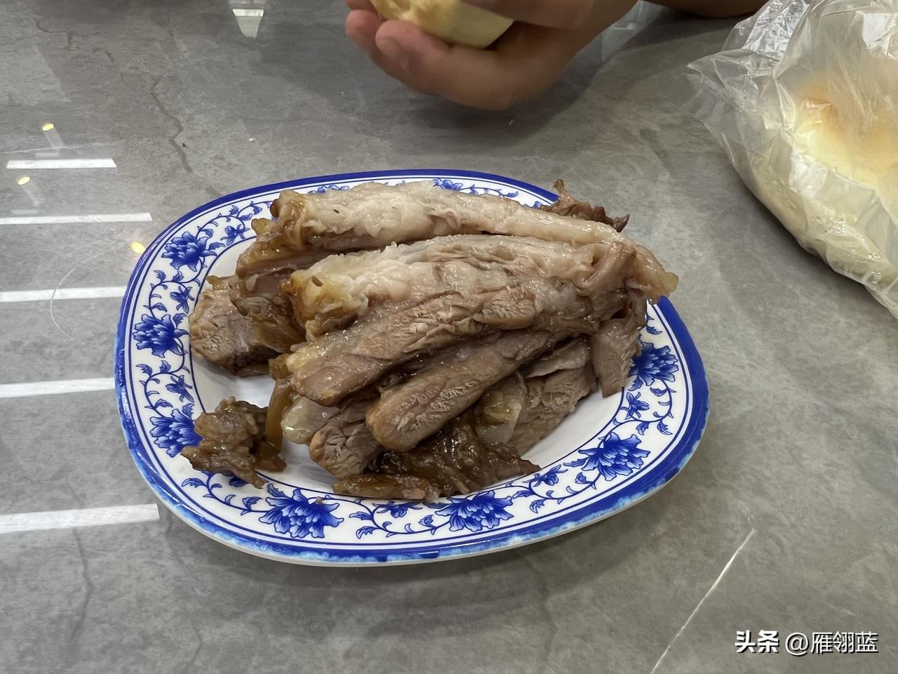 今天中午在兰州老街附近一个牛肉面馆，看到他们家的牛肉刚刚煮好还冒着热气，一看这个