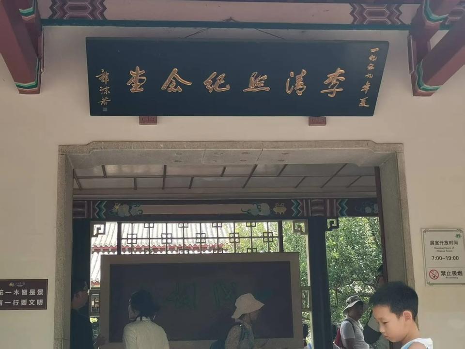 年纪大了，夫妻不必朝夕相处，各忙各的，早晚报个平安，省得彼此生厌和嫌弃。
这一周