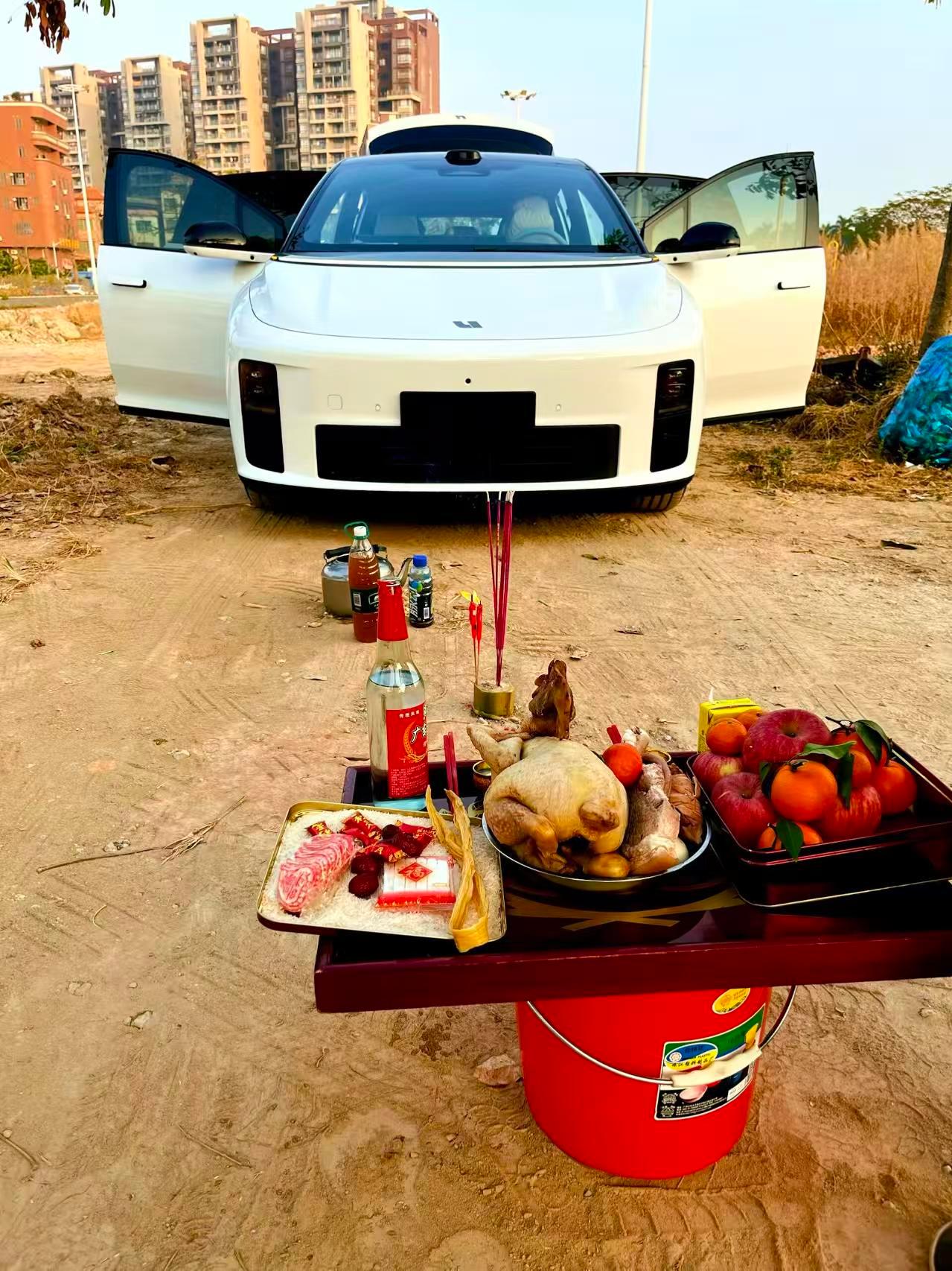 那个…风俗习惯咱不评价，如果要放鞭炮记得离车远一点…不然轻则损伤车漆，重则…