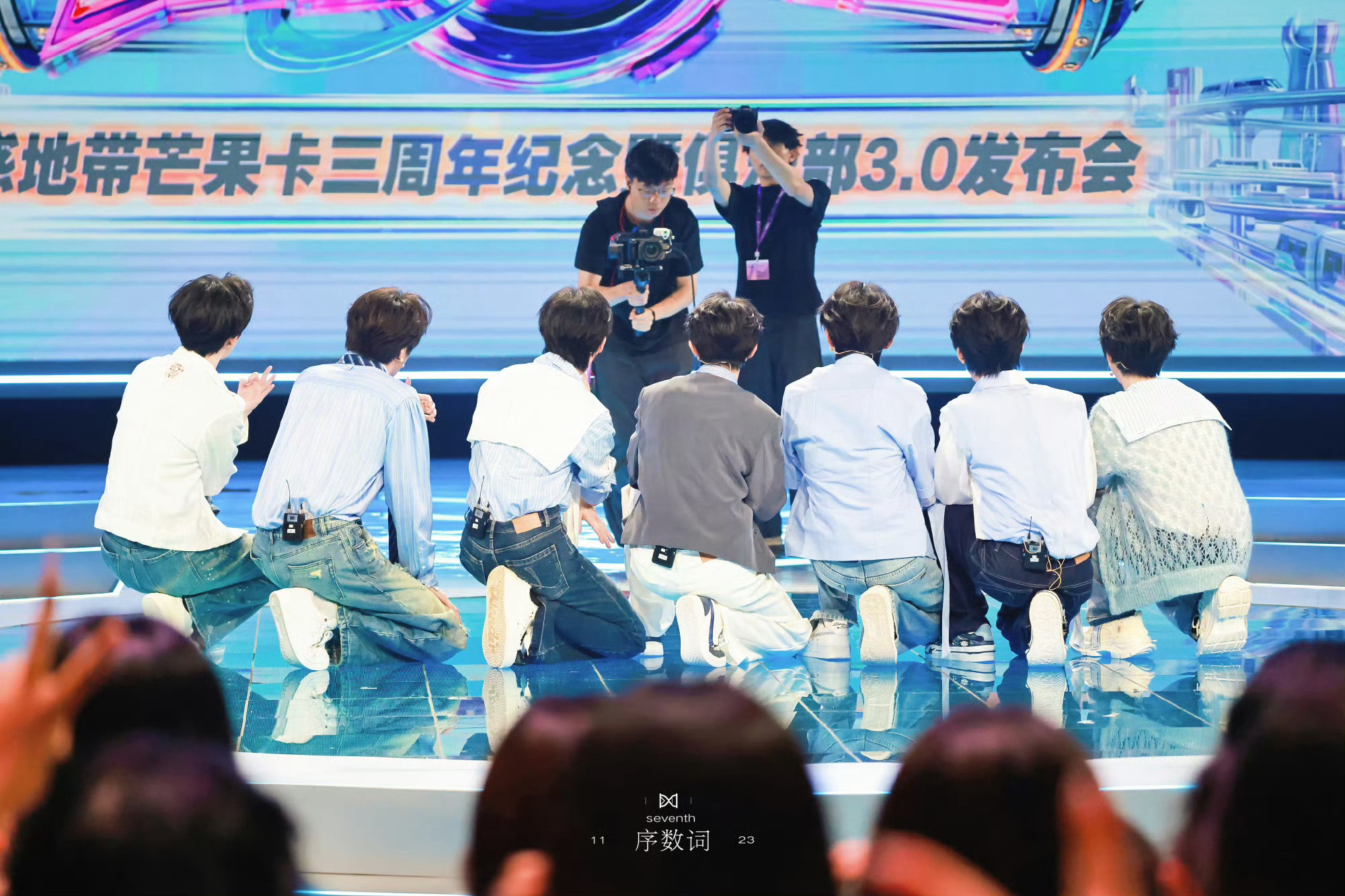 卫龙全球品牌代言人时代少年团💛🖤目光看过来👀‼️这是内娱第一男团 💥第二