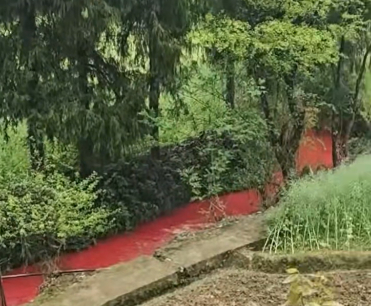 【#重庆跳蹬河变血红色原因查明#！系焚烧废香及遗留染料流入河道】#焚烧废香染料致