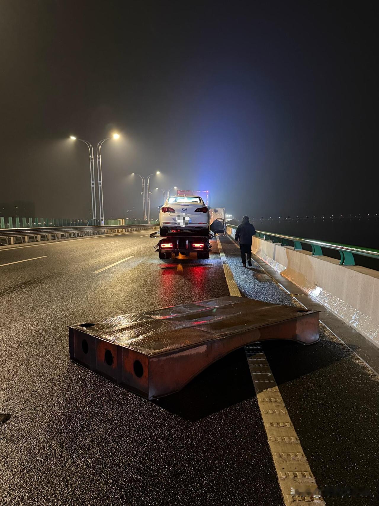 雨天 夜晚 开车要慢
惊魂未定 刚刚发生在大桥的事故
我开的好好的突然看见一个红