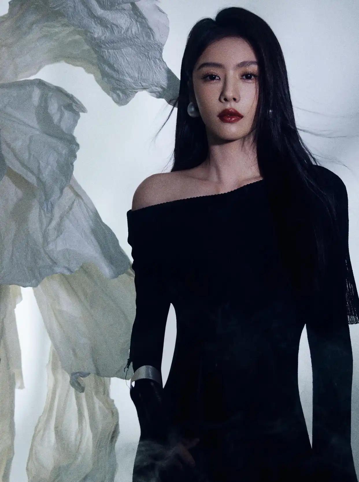 这姑娘穿得真有气场！真的是太漂亮了性感高级风穿搭 灰色衣服的女人 美的女人穿搭