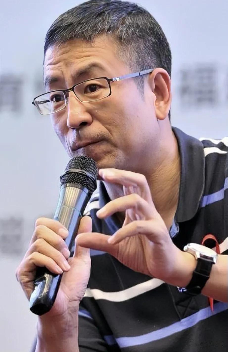白岩松应邀到郑州大学演讲，到了提问环节，一位女大学生问:白老师，现在流行一个词叫