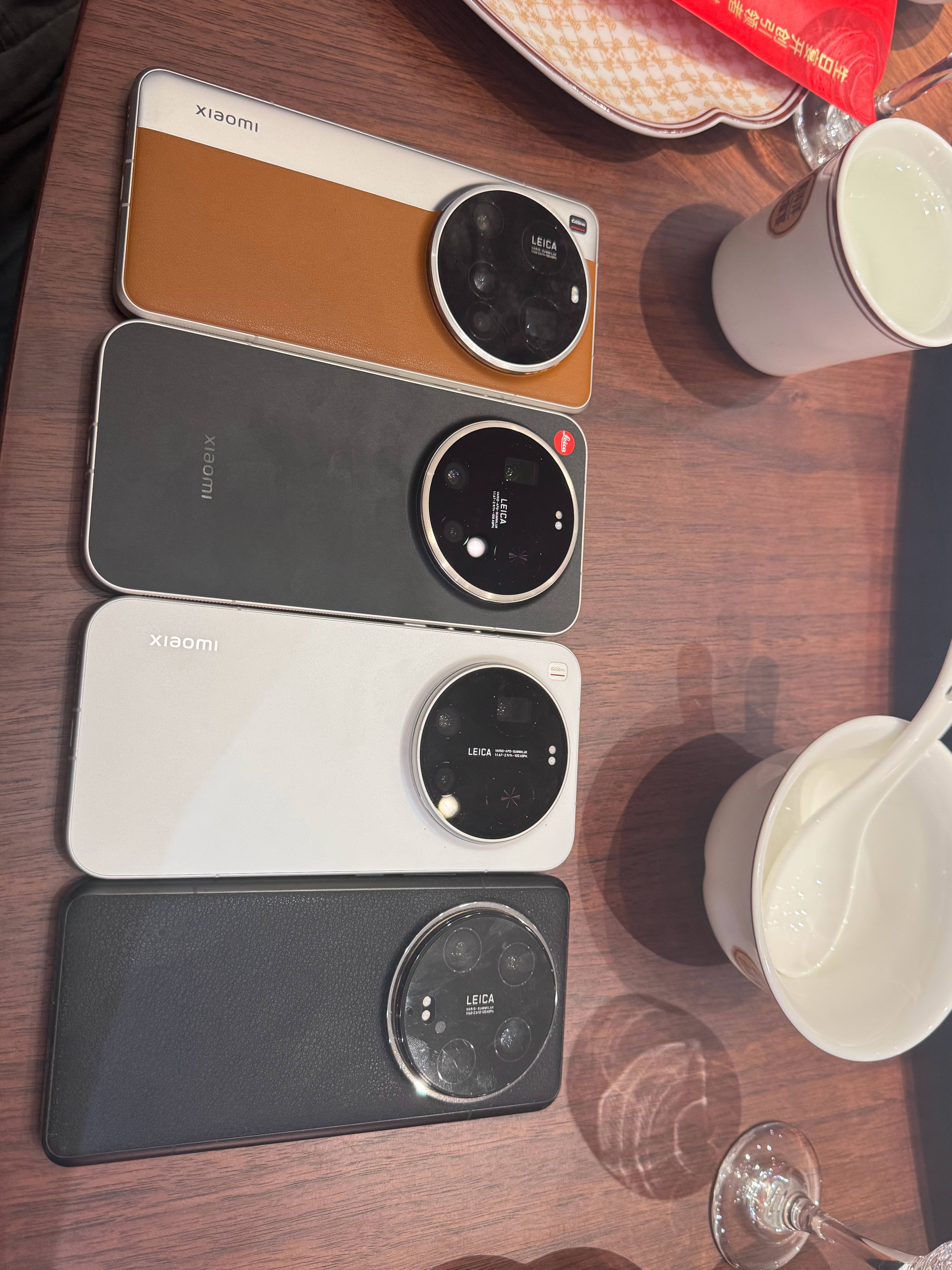 今天跟朋友出来吃饭，没想到大家都是Ultra用户 