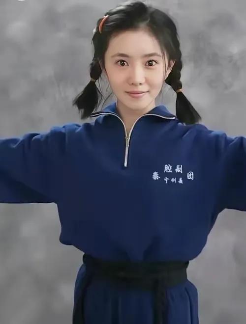 舅舅坐牢了，开蒙师父生娃去了，黑娃意外死了，住在伙房的易青娥每日干不完的活。但几