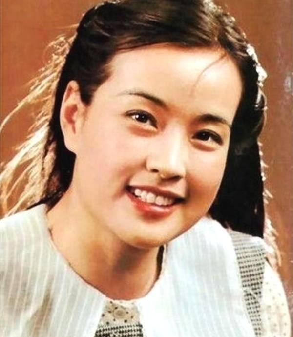 刘晓庆能大红大紫，是靠男人为她铺路的，她长着一双让无数男人着迷的眼晴，而却人也比