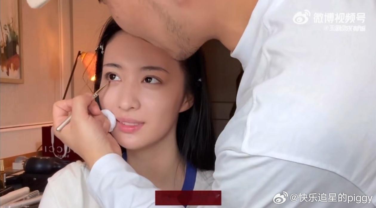 #王楚然回应臭脸# 王楚然这大概就是传说中的臭脸综合征吧[偷乐]不笑的时候就会显