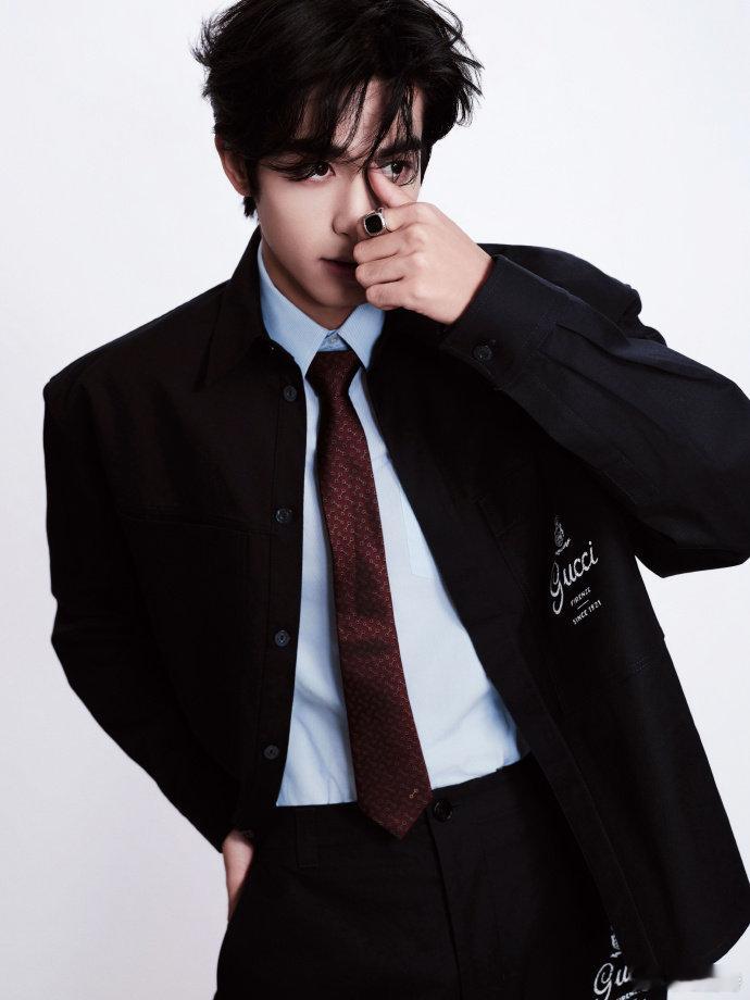 宋威龙穿搭 宋威龙在《骄阳似我》中的林屿森造型太绝啦，多层次穿搭凸显独特品味，私