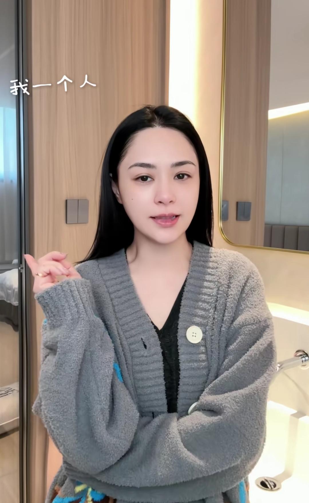 离过一次婚，
45岁还单身，
钟欣潼说，
想生孩子，
只是没有机会。

45岁的