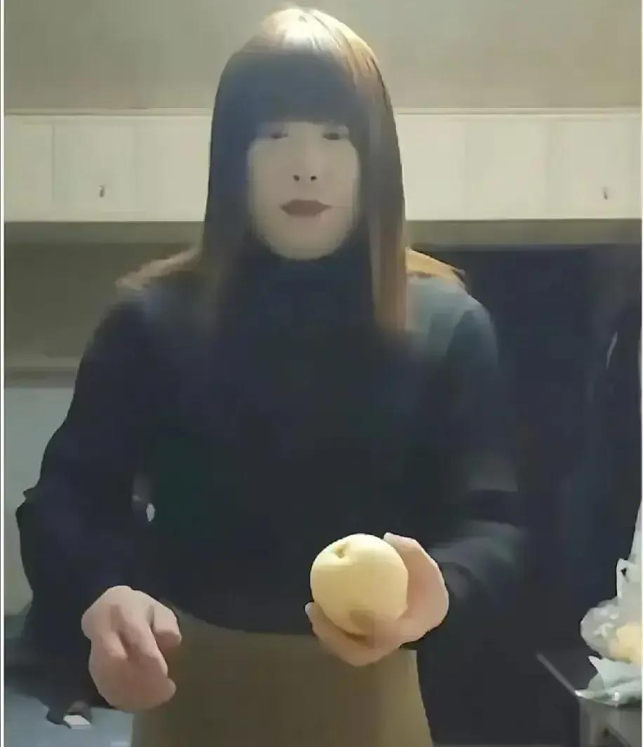 这个南京红姐肯定涉嫌犯罪了。
且不说你干的这些事儿，单单把这些人的照片儿发到网上