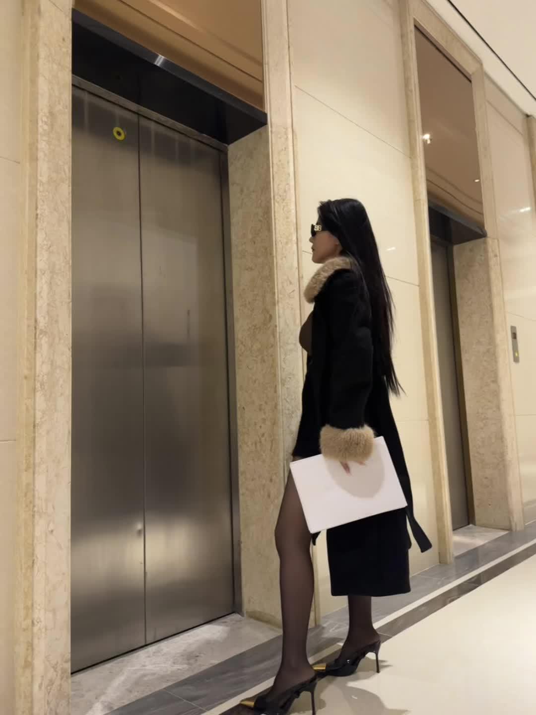 在城市活得多潇洒 ，回农村一样得干农活