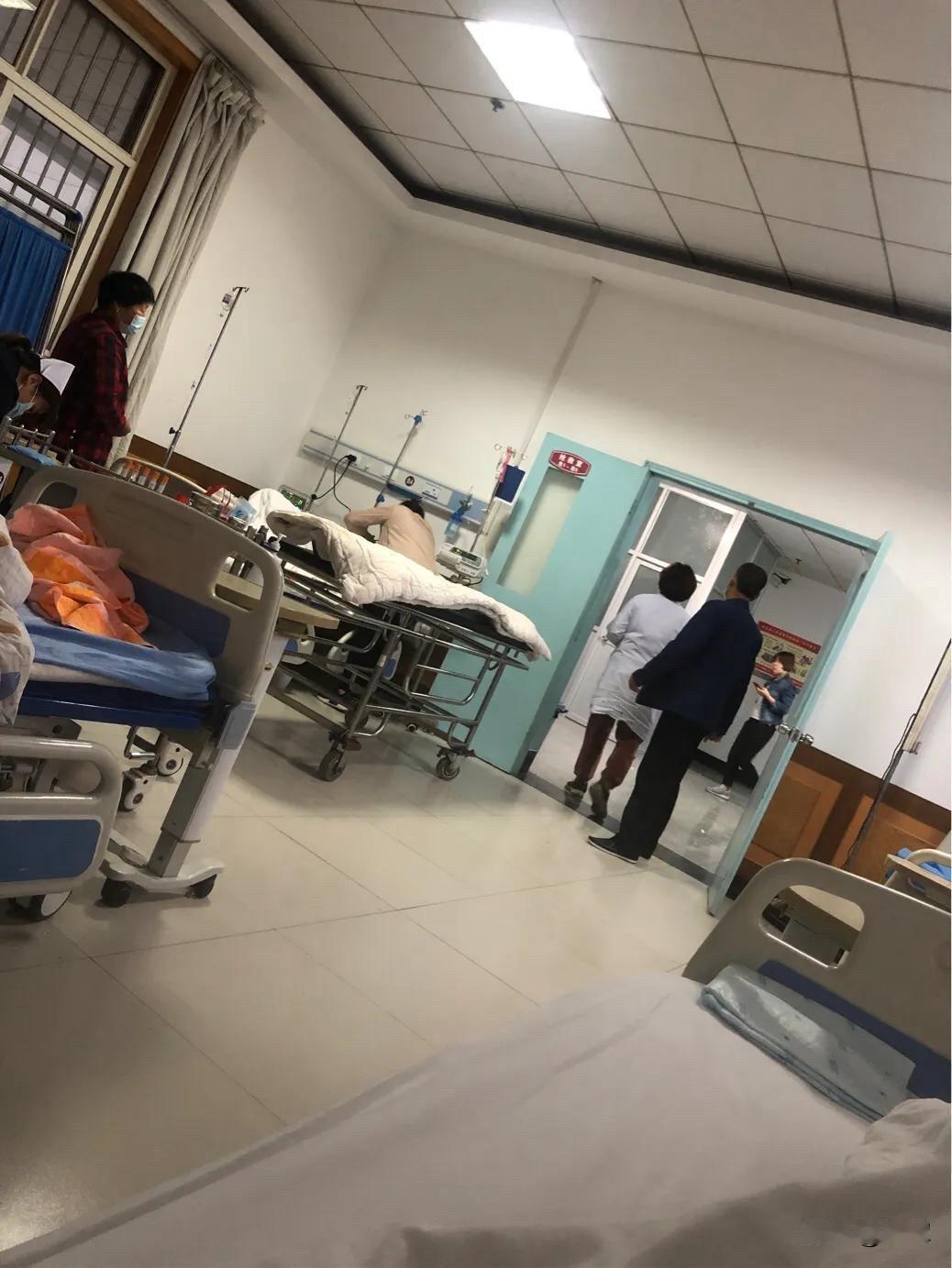 医院的大夫收入是高，但是就医院里那个环境就不是一般人受了的。

我妈住院的病房里
