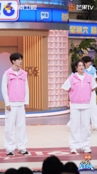 马丽范丞丞舞姿很曼妙马丽范丞丞母子组合就这样携手跳舞了，《大舌头》跳的怎一个曼妙