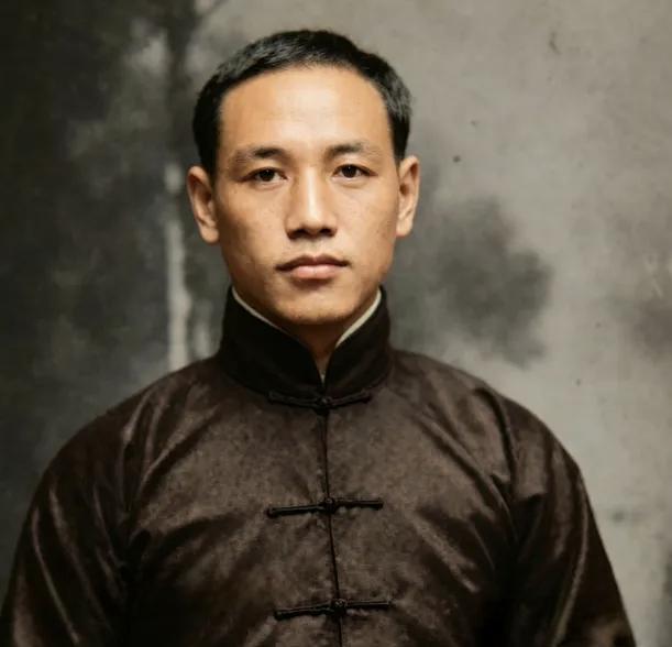 历史老相片分享网上翻着这么一张老照片，说这是“运输大队长”，这是他吗？他不是光头