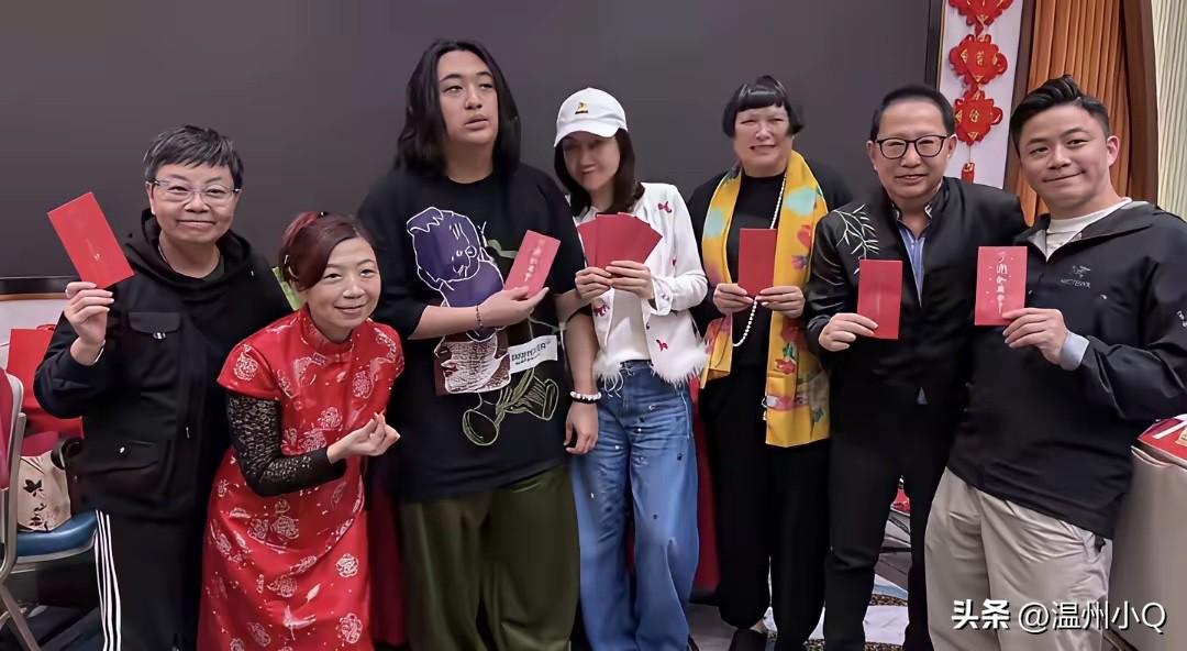 吴镇宇儿子吴费曼是真的很社恐啊，平时在互联网挺能怼的，但一回到现实，和别人合影就