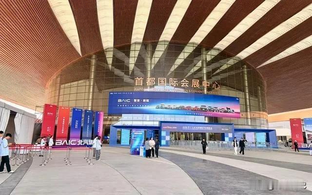 2026年北京车展，比亚迪又双叒来“包场”了——E3整馆，4200㎡，车企里的“