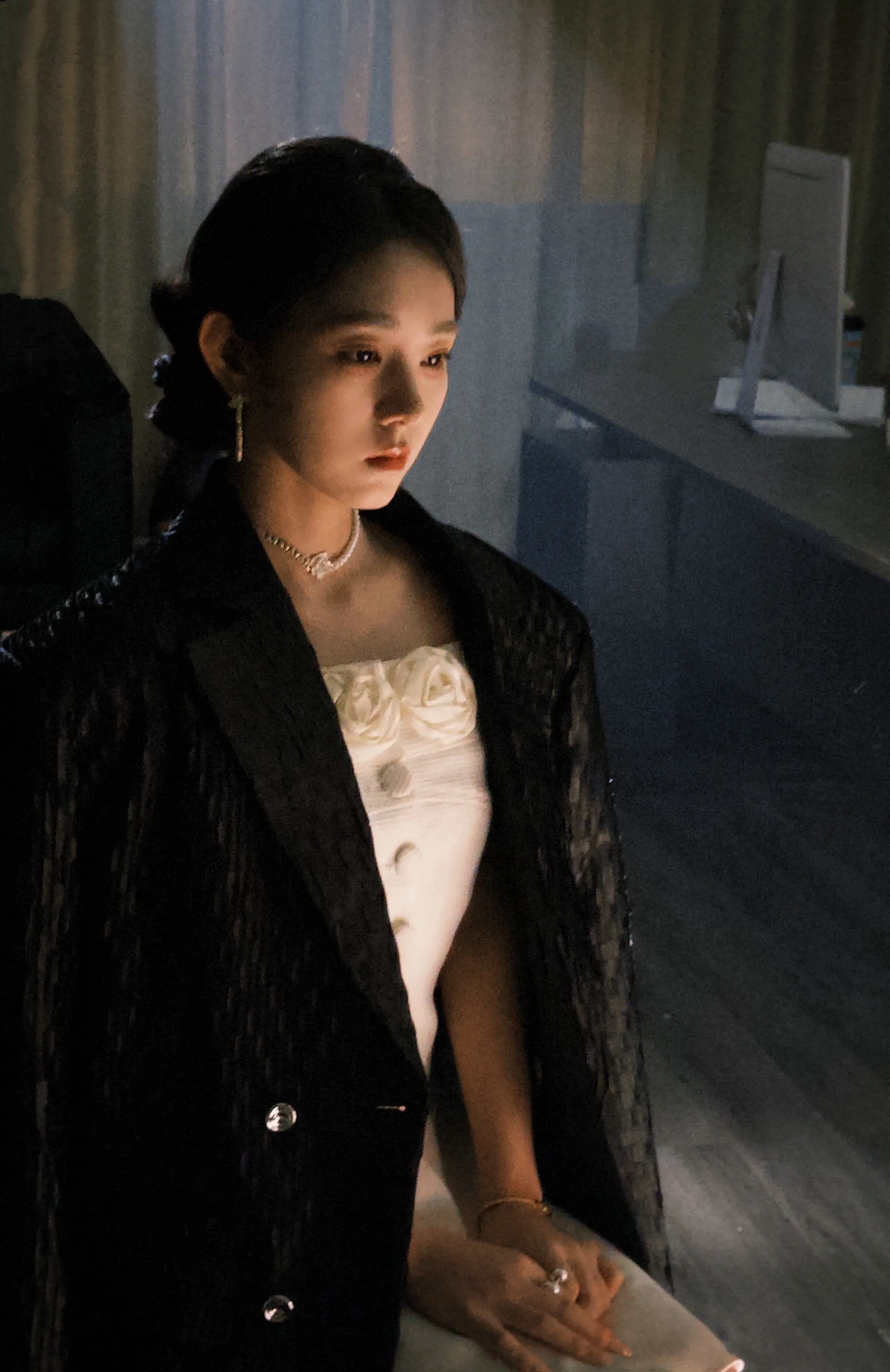 这两年自己像 风前烛 雨里灯 摇摇欲坠 不求别人理解 别熄灭我就好