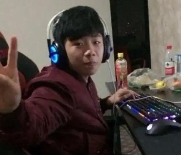 现在后悔都晚了！江西有个12岁的男孩，靠打游戏每个月能赚3万，父母干脆让他辍学，