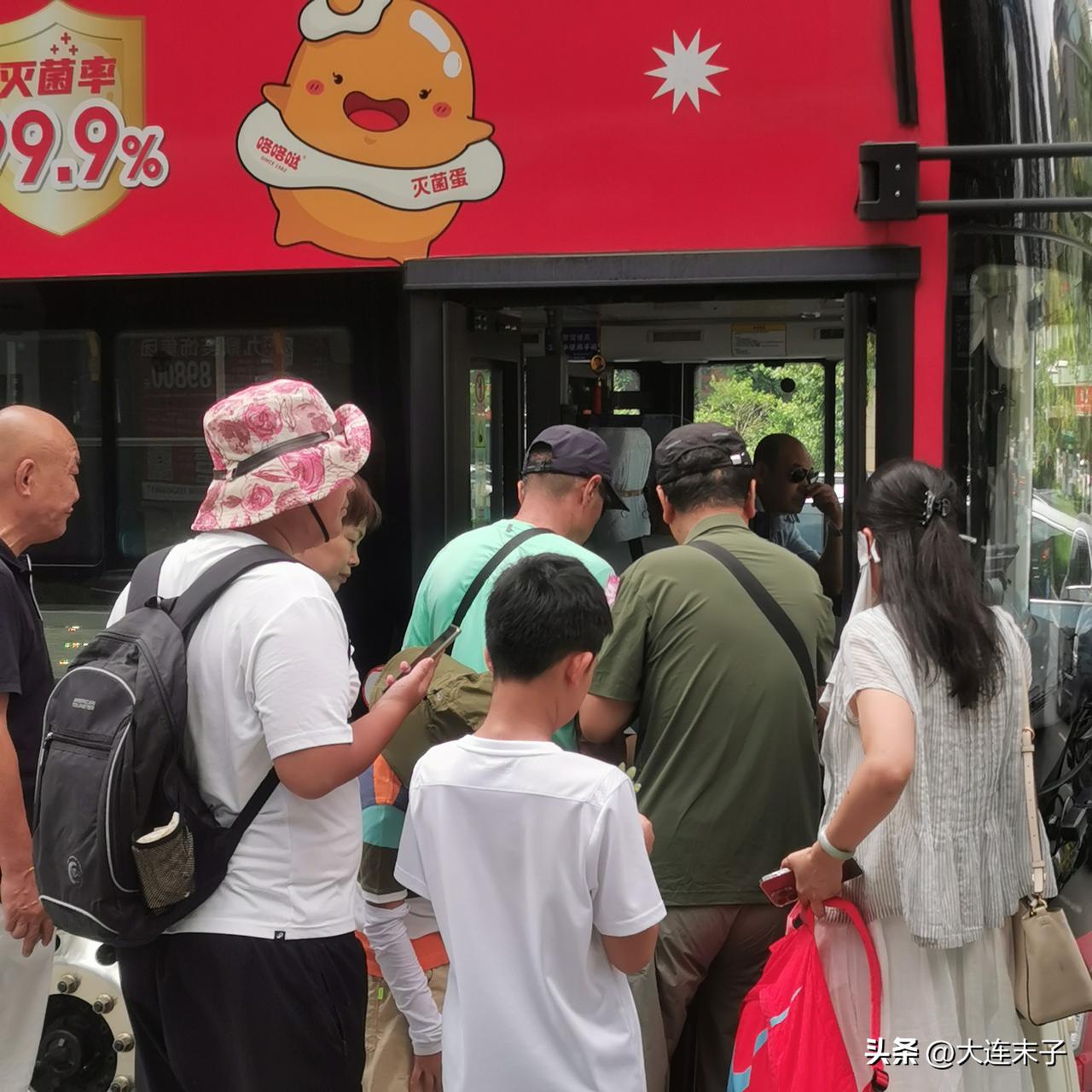 都来大连旅游了！

今天早上9:30，非高峰时段乘公交车，在车站附近，站着有三四