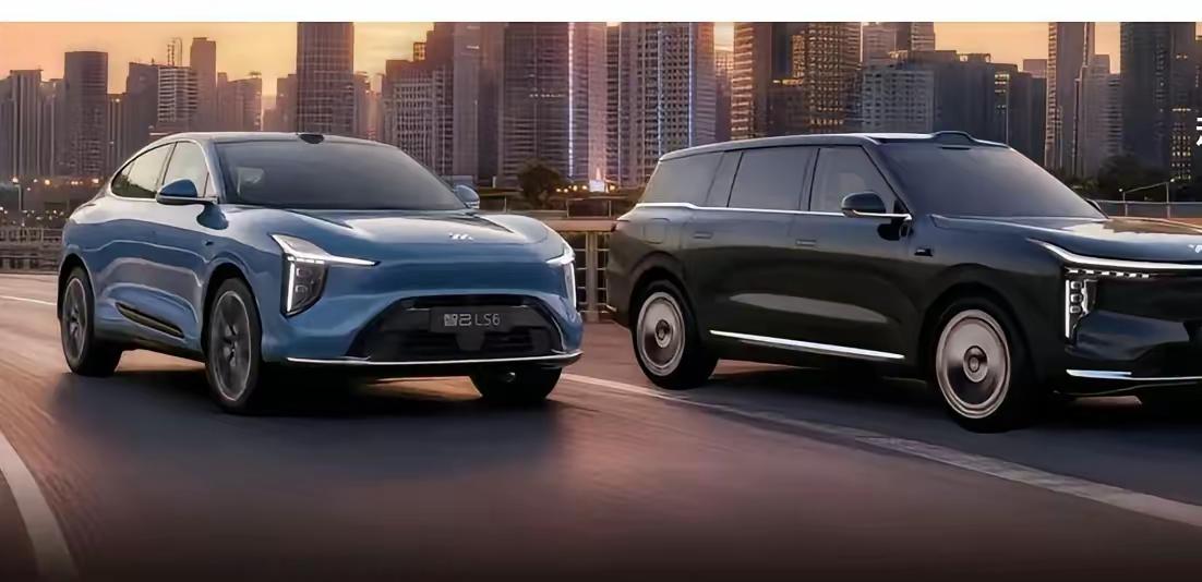 智己LS9大六座空间，第排头部，腿部空间都很宽裕，靠背能调到143度，长途出行也