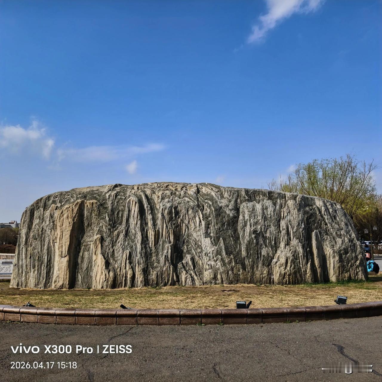 【原创\图文】
磐石凝古韵，
巍然守春园，
白云映亭阁，
湖影一弯月。
原创摄影