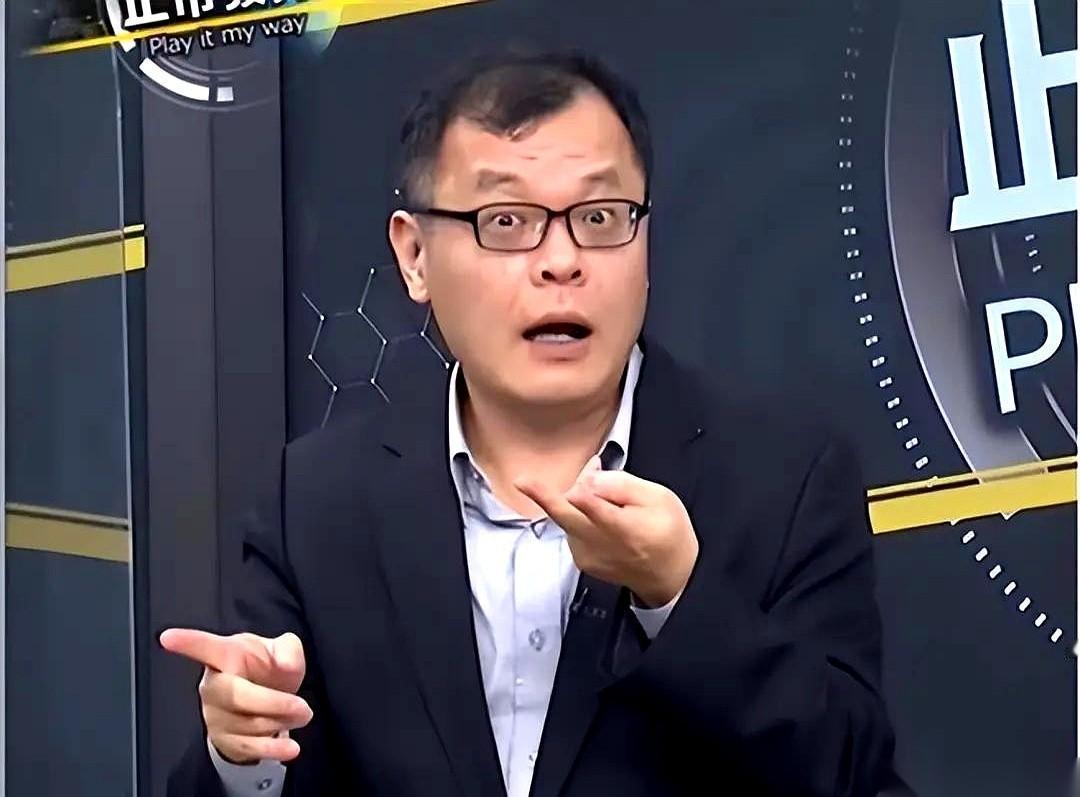 干了十九年，说让你滚蛋，就让你滚蛋。
一个话筒，一张嘴，就是他全部的江山。
现在