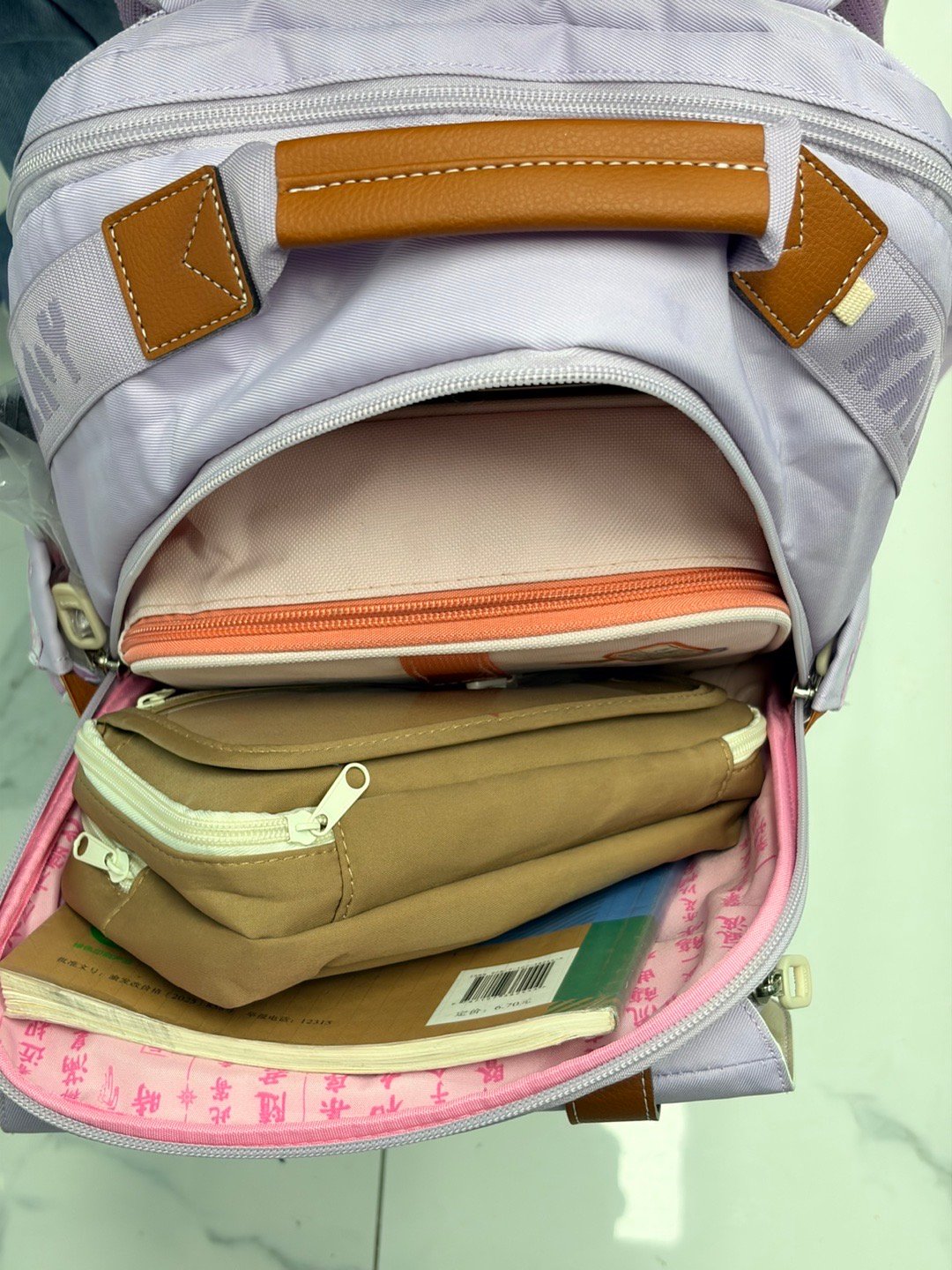 现在小学生书包怎么比我初中的时候还重，刚拎了一下我都觉得费劲，才一年级。[笑cr