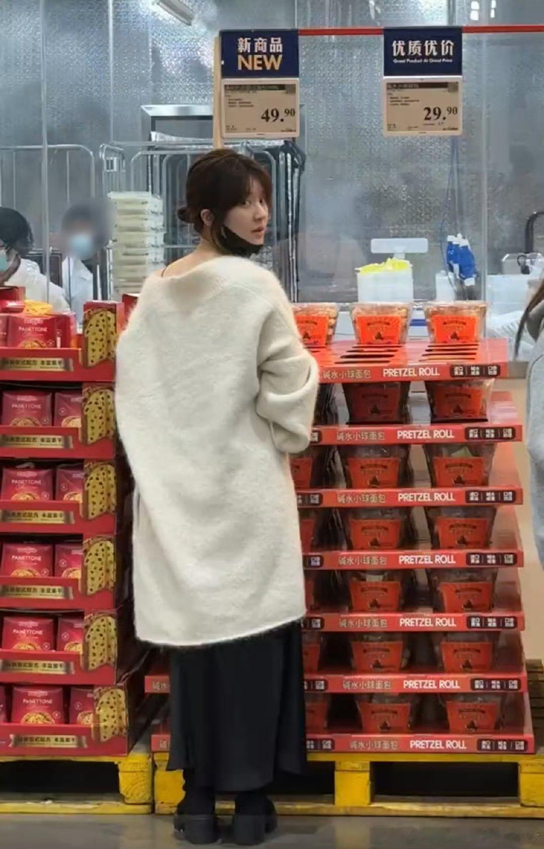 #偶遇赵露思逛超市#网友偶遇赵露思逛超市，看着露思真是满满的松弛感呀～来回挑吃的
