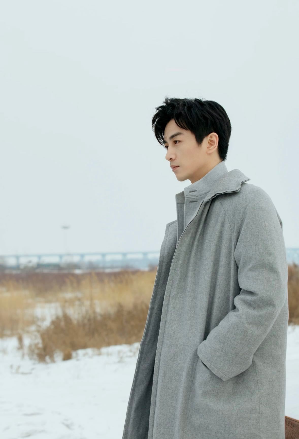 有谁能比他更有氛围感😭陈晓 干净的气质跟许多高端大牌适配度简直max！ 