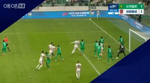 成都蓉城绝杀北京国安，比赛的争议在于成都蓉城第一粒进球有手球的嫌疑，但本场比赛的