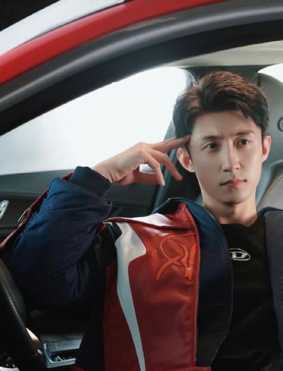 黄景瑜破次元同框 就这样轻轻松松就被黄sir帅到了，没想到在发布会上还偶遇了林臻