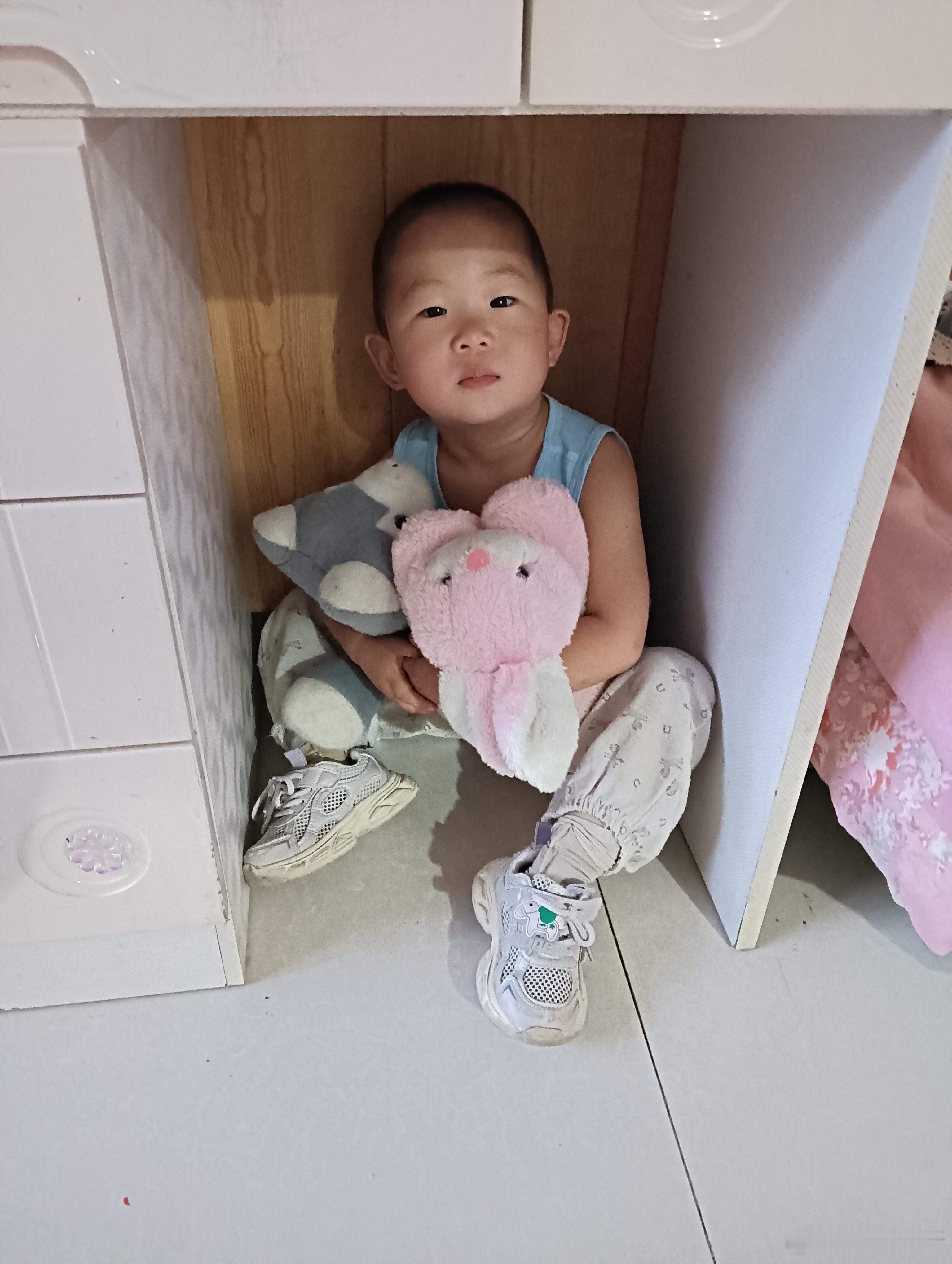 臭圆圆，刚才吓我一身汗！她睡醒尿床了，我说了她两句，就是这么大了还尿床，为啥不叫
