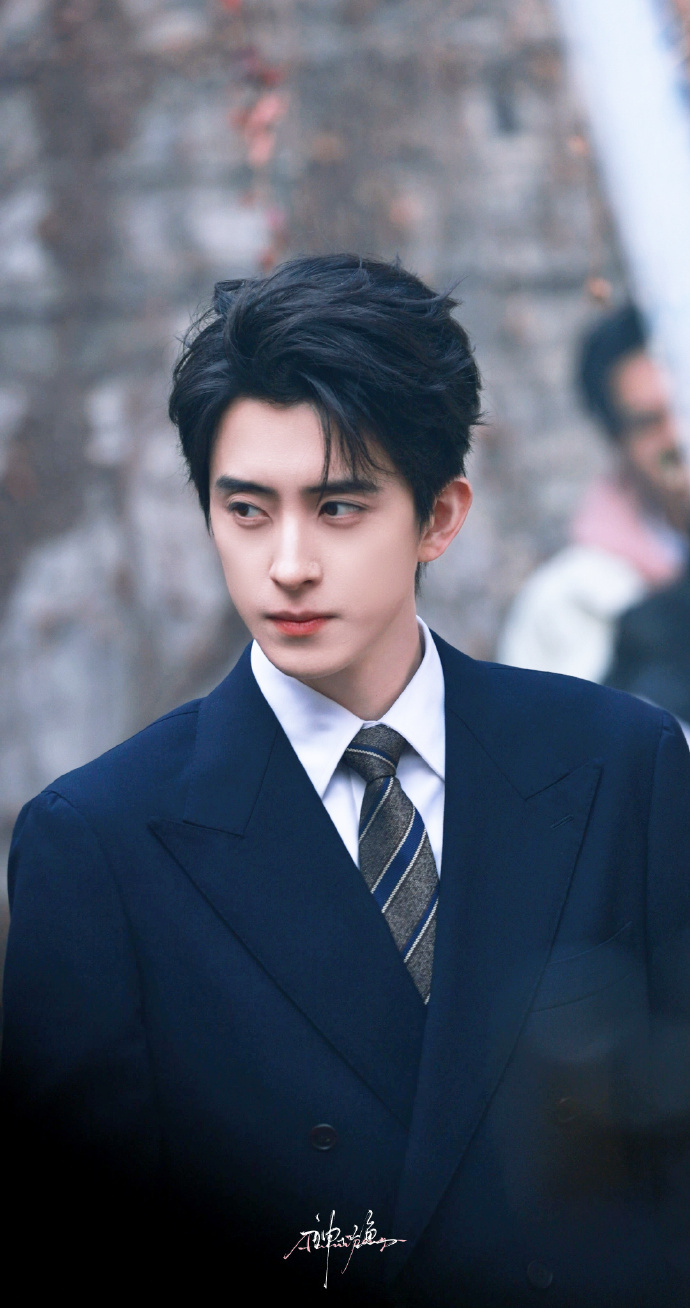 敖瑞鹏《不二之臣》路透，岑总今日又在用美貌摄人心魄了。。 