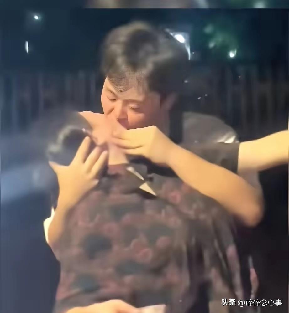 这是吃不上满汉全席，只好用窝头来充饥！小伙吻大妈，吵架吵不赢，直接吻[恐惧]