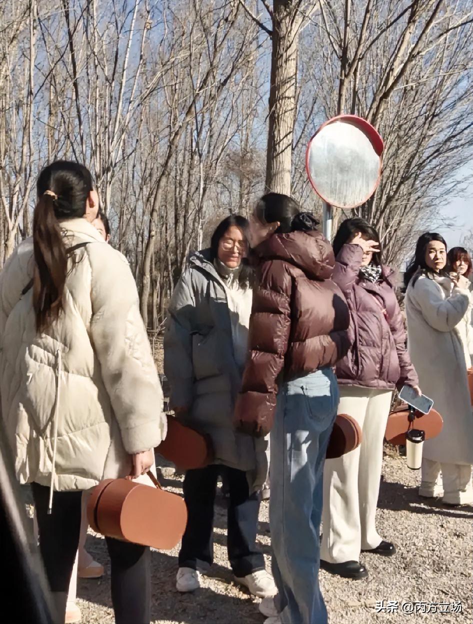 不少单位都有四五十岁左右优质剩女，没结婚也没小孩，她们物质优越存款也不少，所以就