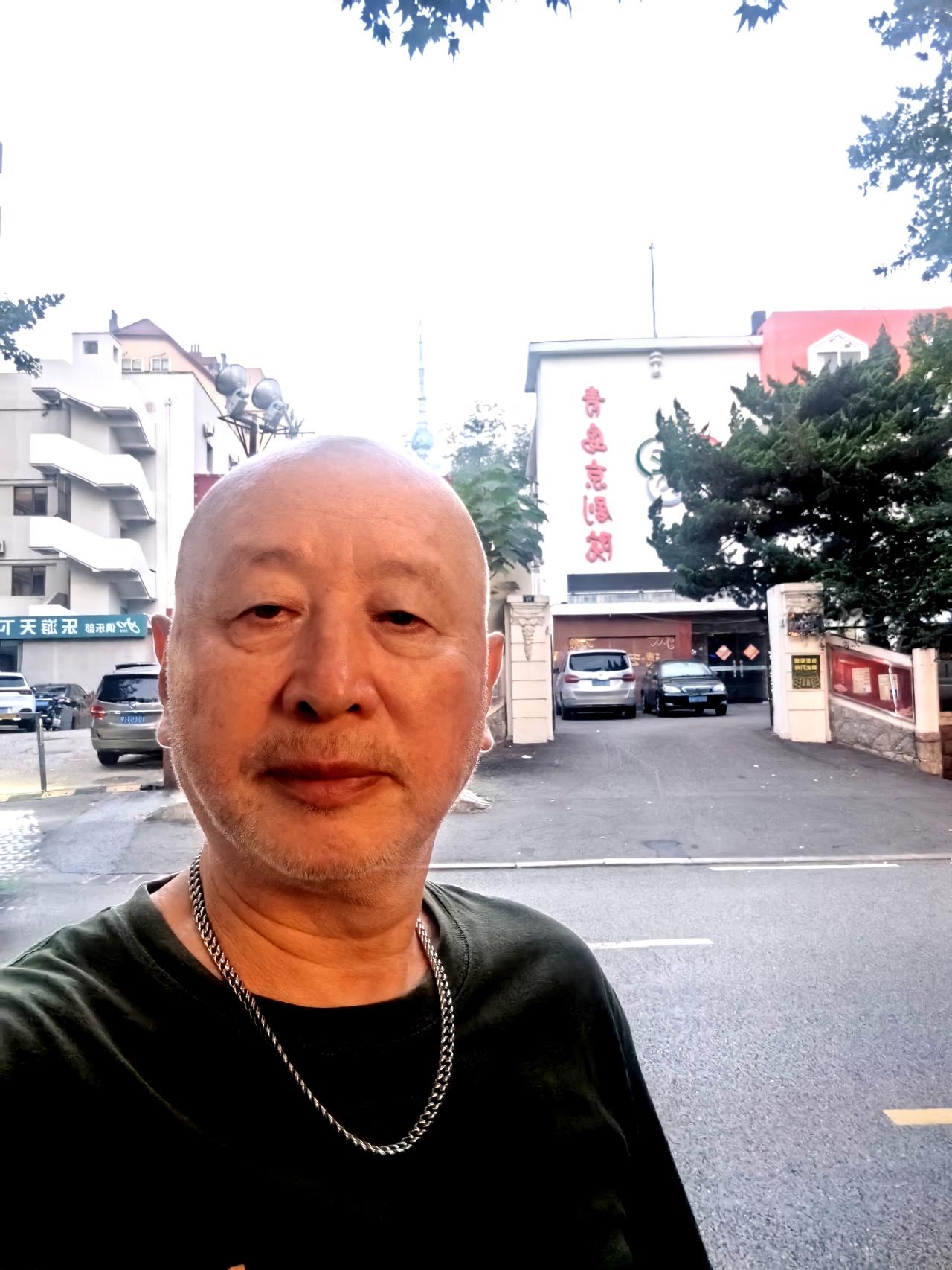 昨天傍晚，叶明老师请客，地点在延安一路一家饭店，正对门正好是青岛市京剧院。一怪在