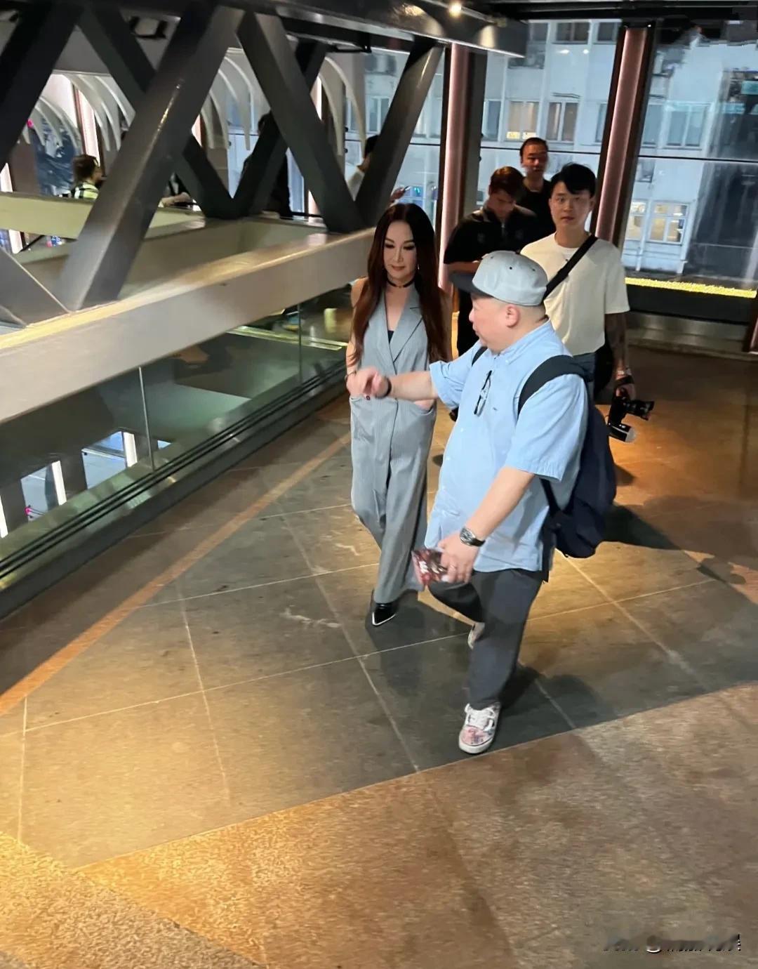 温碧霞现身电影《731》香港首映礼，她一头褐色长发披肩，皮肤很白，发际线看起来很