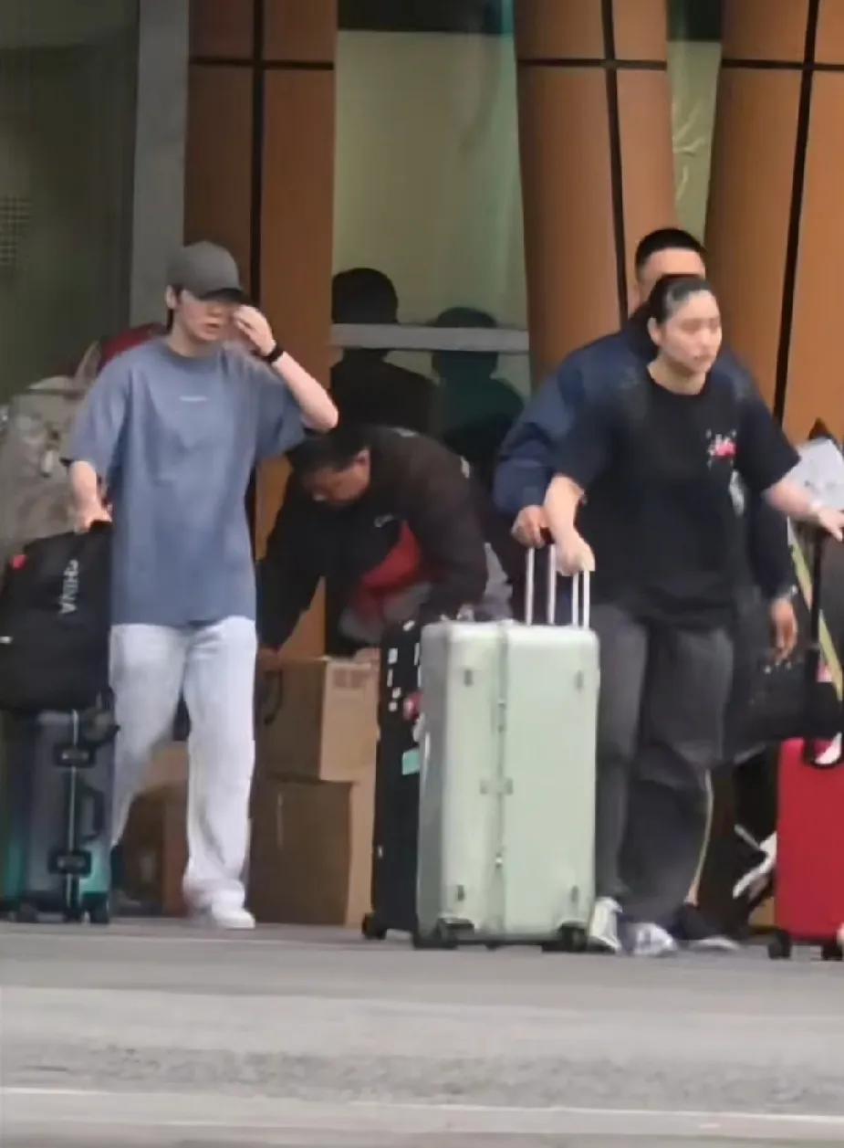 国乒小分队撤离成都返程北京！
好好休整，伦敦赛场夺冠！
 
网友拍到国乒队员们结