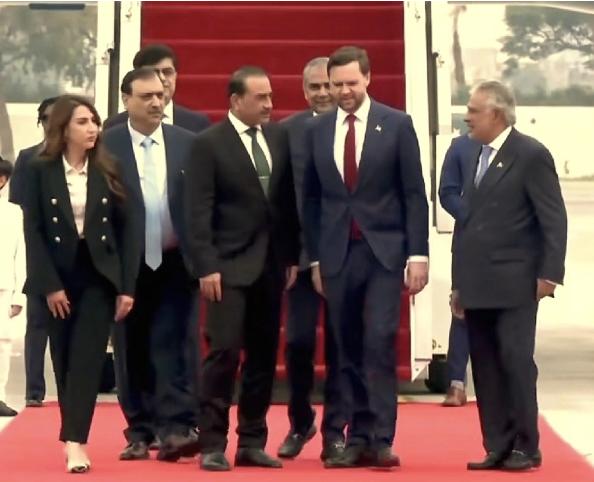 美国谈判代表团去了300人，伊朗去了71人，为了避免产生争吵，美伊不是“面对面”