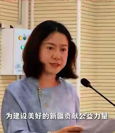 翁帆以公益顾问的身份来到新疆喀什，走进当地医院看望戍边退役老兵，多年以来，她一直