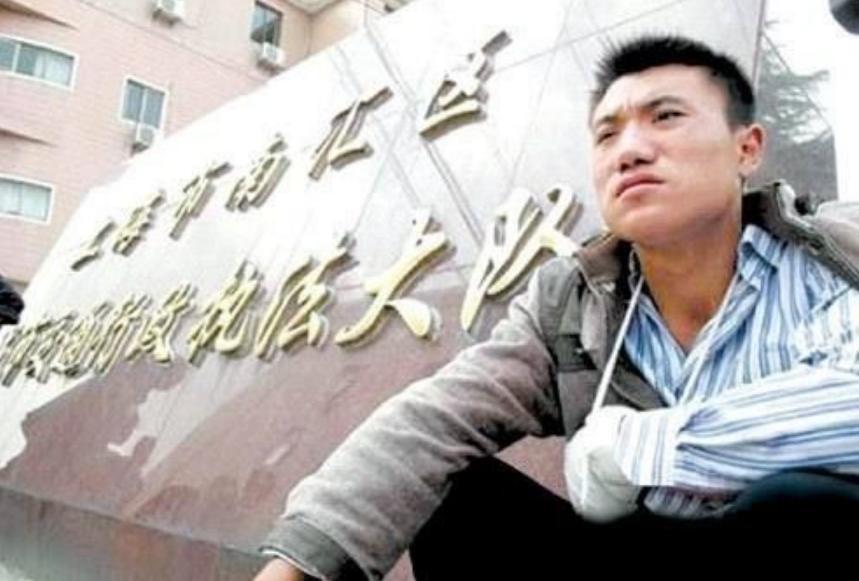 2009年上海车主捎路人，被指非法营运需交罚款，自断手指以示清白
2023年9月