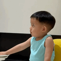 阿琛之前和希希对打，打不过，也就哭哭唧唧。现在对打，打不过，气自己，懊恼悔恨，后