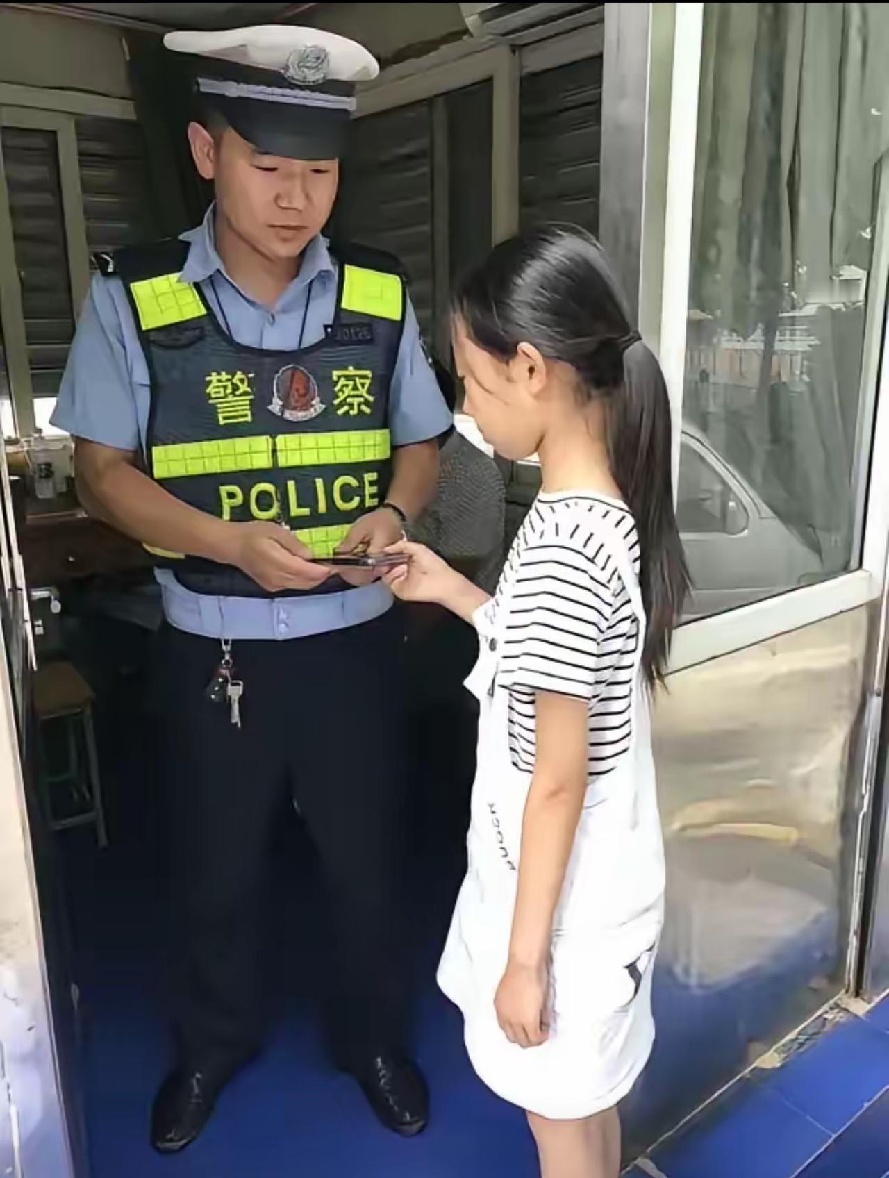 全网破防！南京小女孩拾金不昧，一瘸一拐的背影看哭无数人

看到这一幕，泪奔！南京