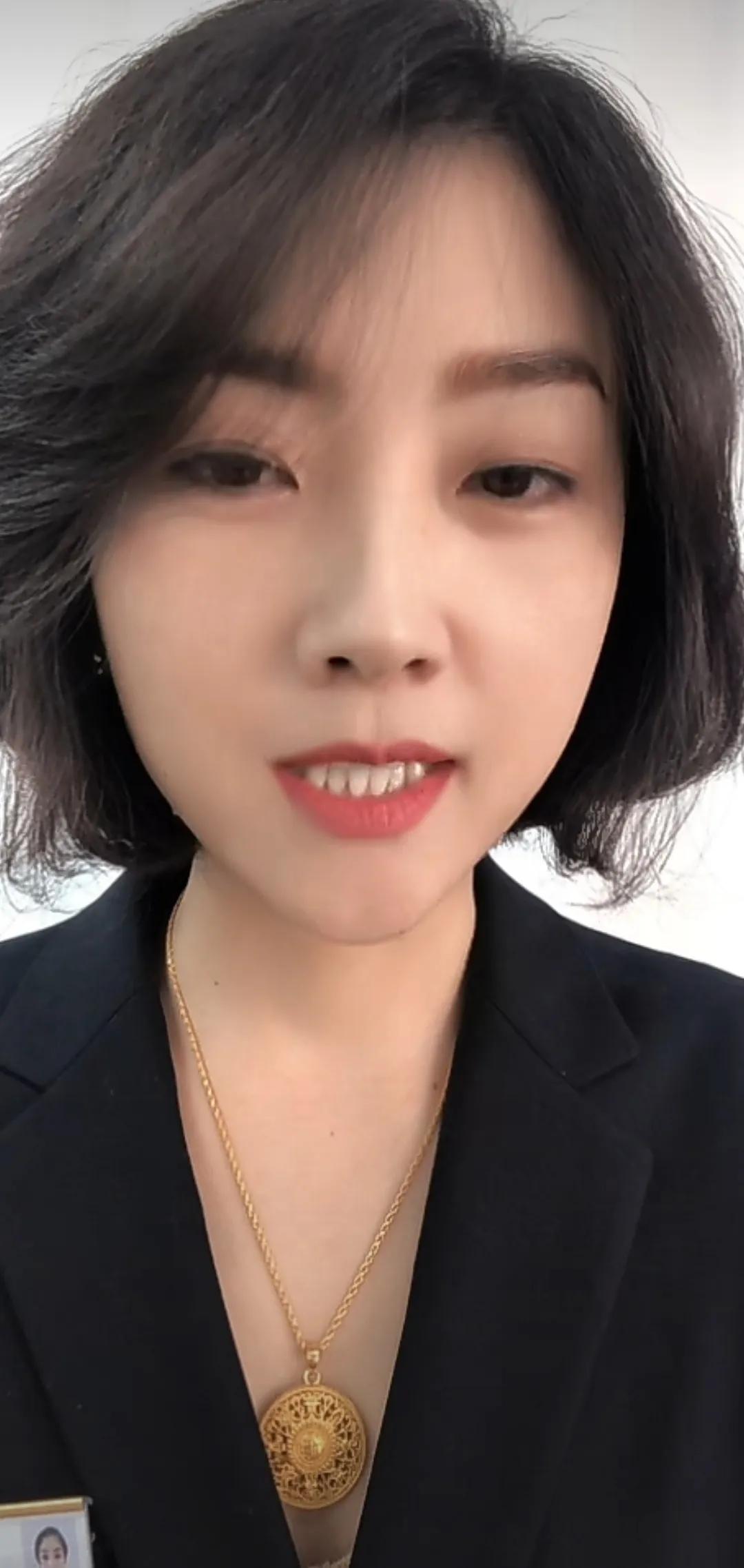 优雅职场女性，金色项链搭配黑色西装，自信满满！💼✨