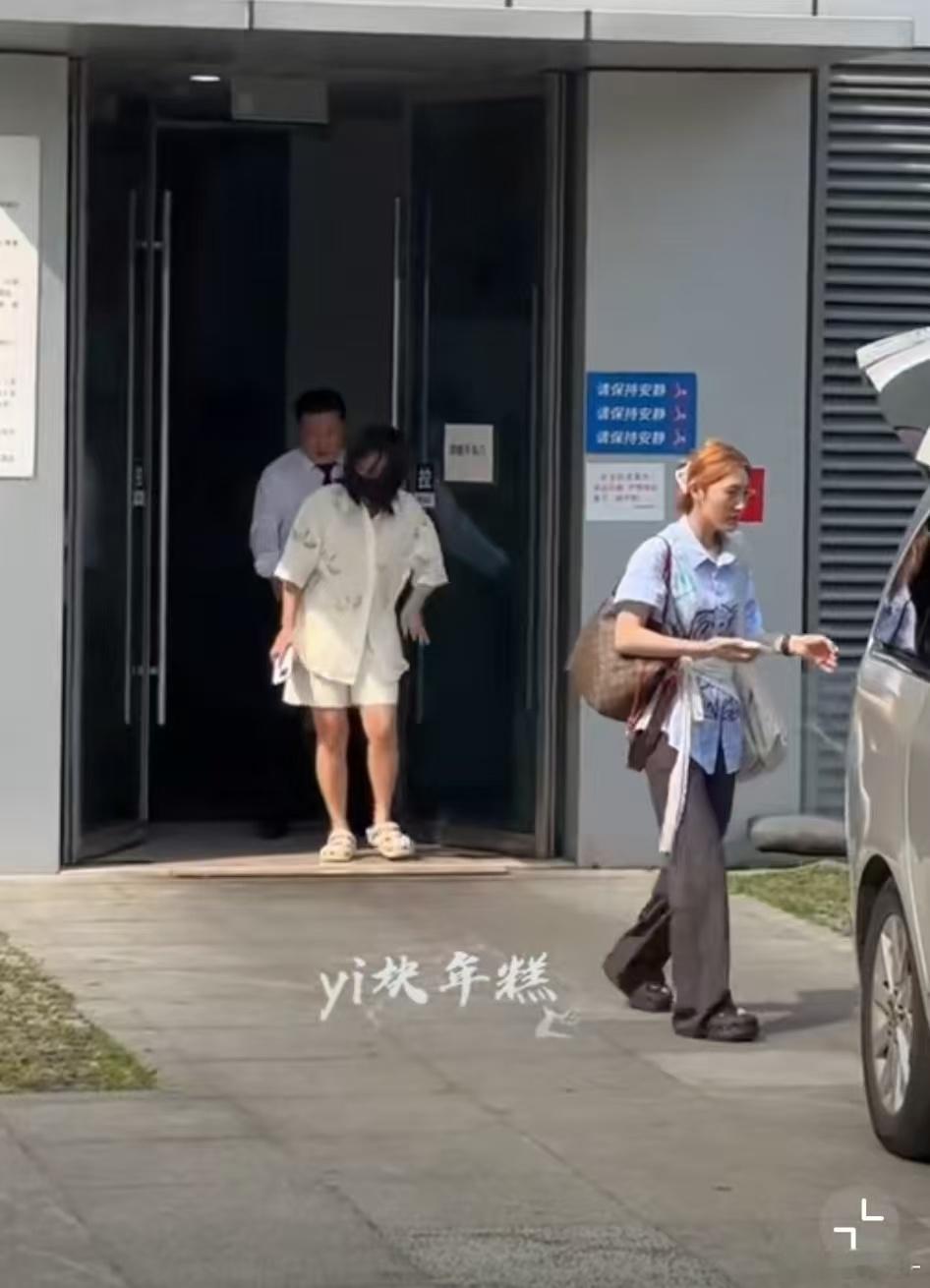李雪琴扶腰走路李雪琴怎么了李雪琴扶腰走路，这是怎么了，也要多注意休息啊 ​​​