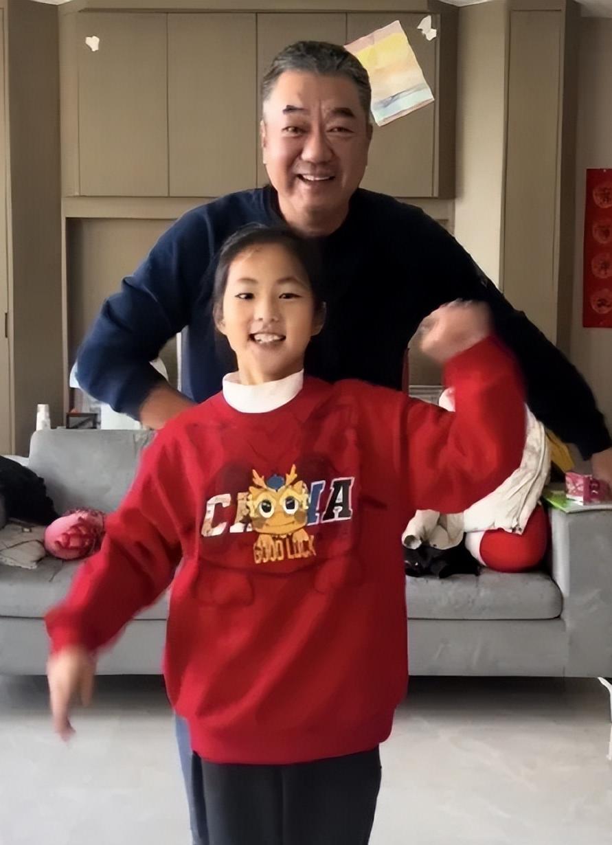 董勇女儿真可爱！55岁“范总”宅家带娃共舞，7岁女儿单眼皮高鼻梁像极了爸爸~

