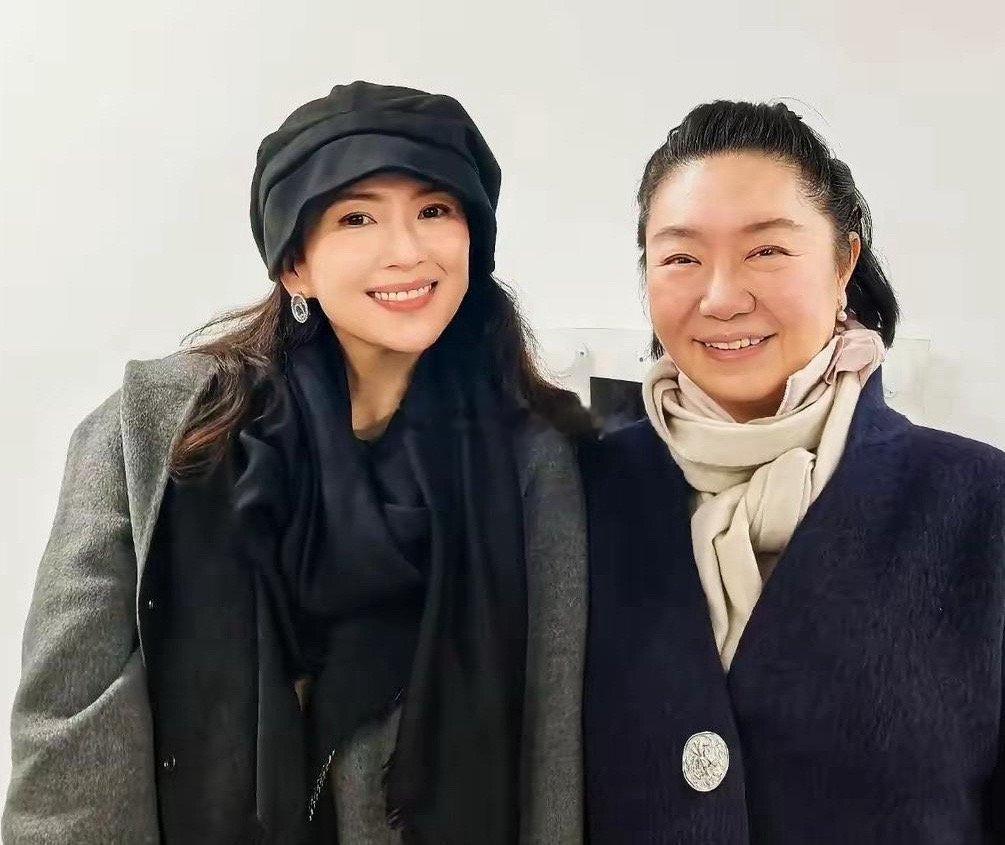 被章子怡的状态惊到了，离婚后的她整体气色也太好了，整个人年轻了20岁！和张艺兴同