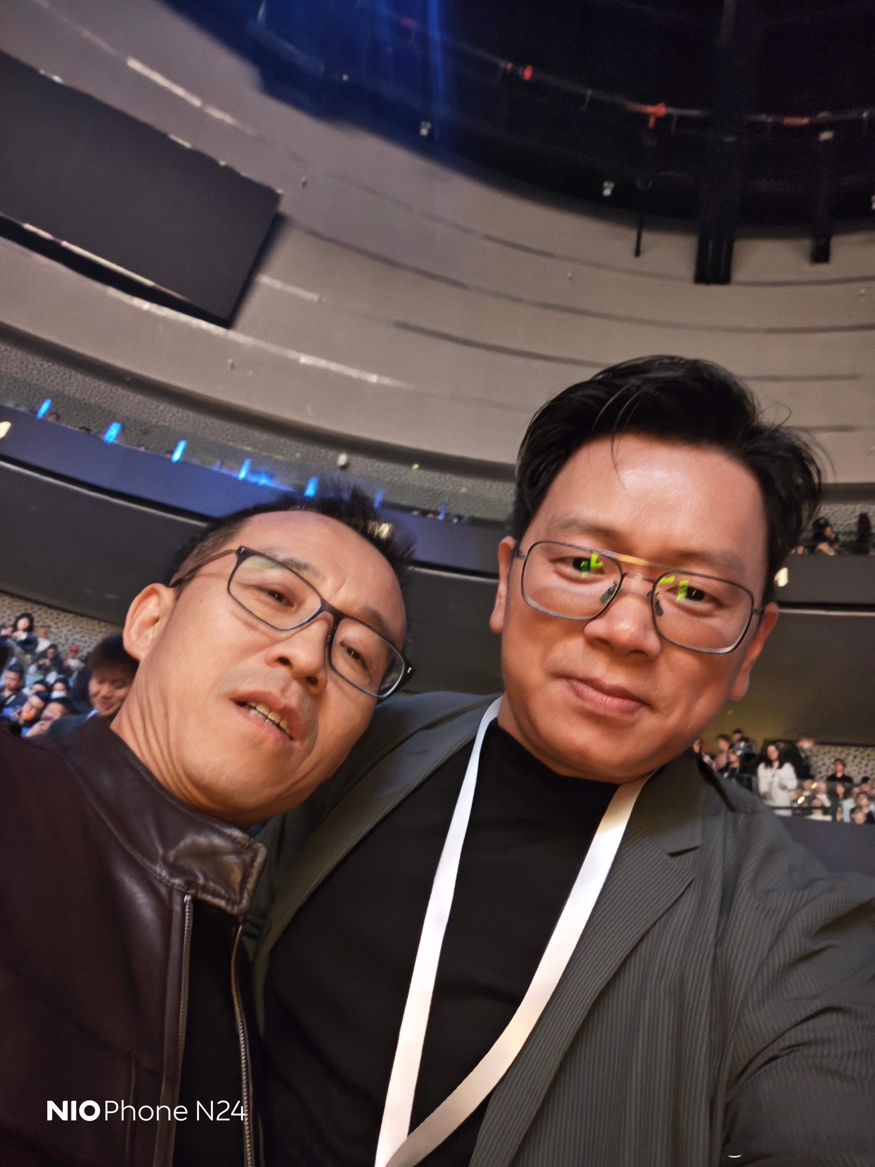 在ES9发布会现场偶遇老朋友，我们俩都没做好表情管理哈哈电动兄弟