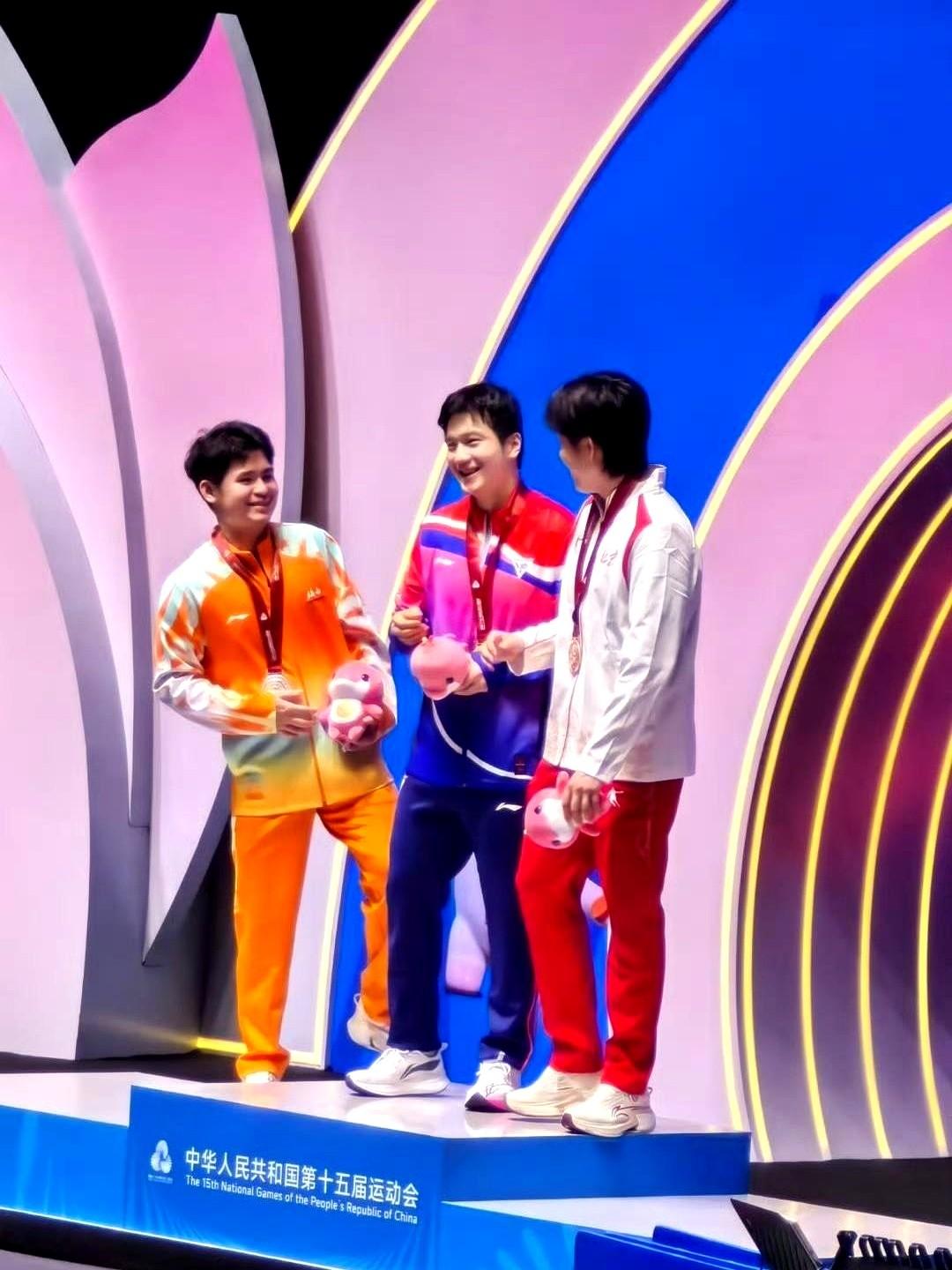 这次乒乓球比赛，樊振东又再次证明了自己是“地表最强”。

他经过激烈对抗，以4-